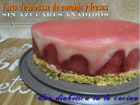 Tarta de mousse de naranja con gelatina de fresa y base de galletas sin azúcares añadidos