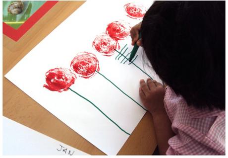Manualidades Sant Jordi - rosas de alcachofas estampadas con pintura con niños de 3 años