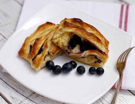 PASTELILLO DE HOJALDRE CON ARÁNDANOS