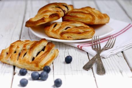 PASTELILLO DE HOJALDRE CON ARÁNDANOS