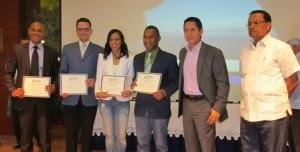 Reconocen 4 periodistas por sus aportes