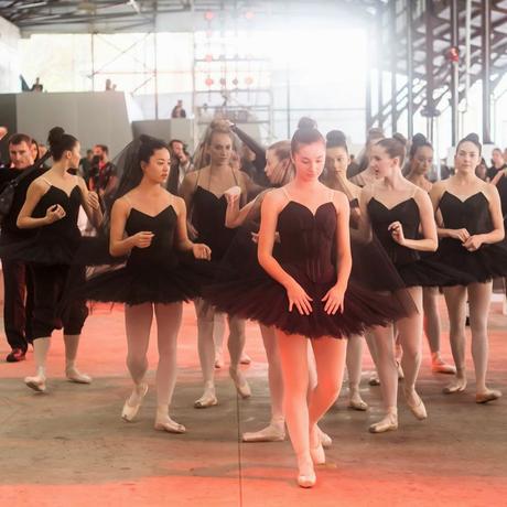 Moda, la diseñadora Kim Ellery con las bailarinas del Australian Ballet inauguran la MBFW de Sydney