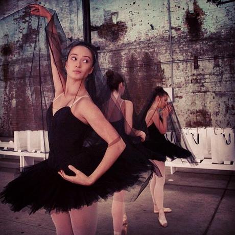 Moda, la diseñadora Kim Ellery con las bailarinas del Australian Ballet inauguran la MBFW de Sydney