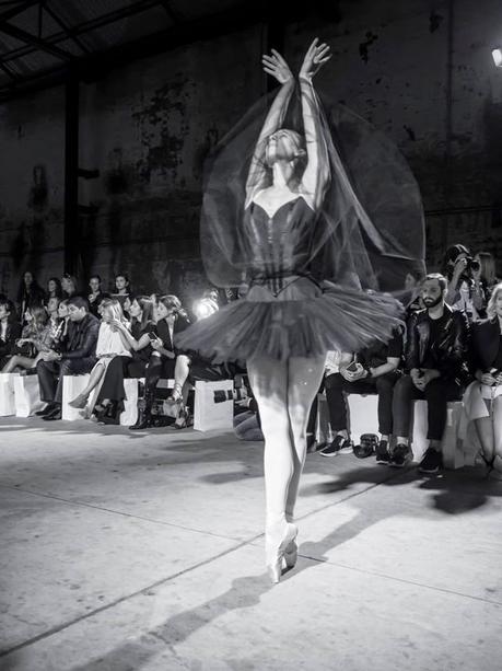 Moda, la diseñadora Kim Ellery con las bailarinas del Australian Ballet inauguran la MBFW de Sydney