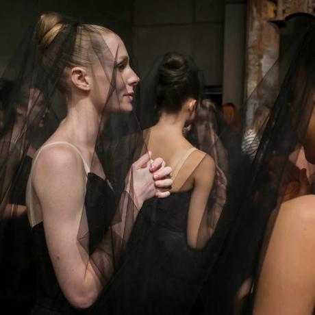 Moda, la diseñadora Kim Ellery con las bailarinas del Australian Ballet inauguran la MBFW de Sydney