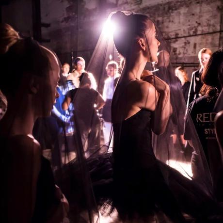 Moda, la diseñadora Kim Ellery con las bailarinas del Australian Ballet inauguran la MBFW de Sydney