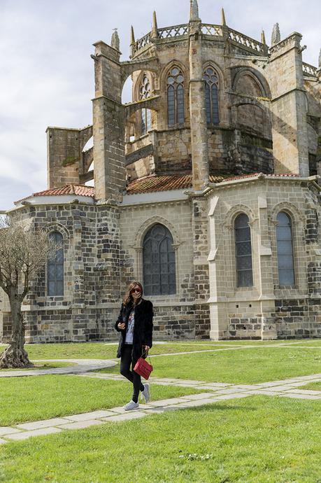 street style barbara crespo castro urdiales santander cantabria village dear tee sweatshirt adidas sea port church fashion blogger outfit hake blog de moda