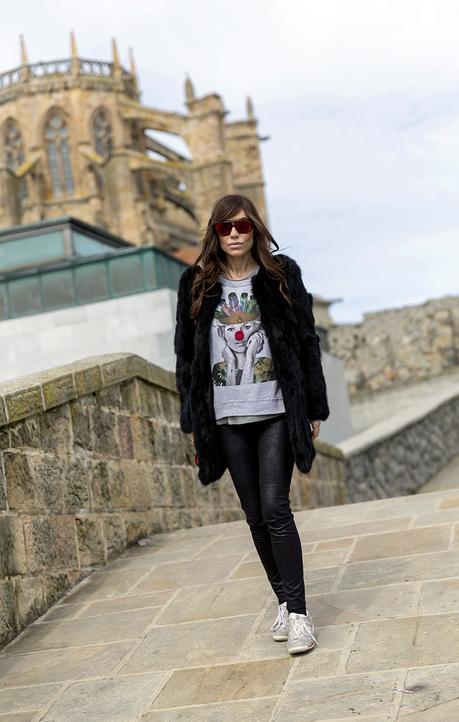 street style barbara crespo castro urdiales santander cantabria village dear tee sweatshirt adidas sea port church fashion blogger outfit hake blog de moda
