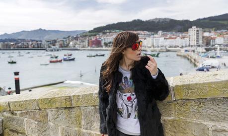street style barbara crespo castro urdiales santander cantabria village dear tee sweatshirt adidas sea port church fashion blogger outfit hake blog de moda