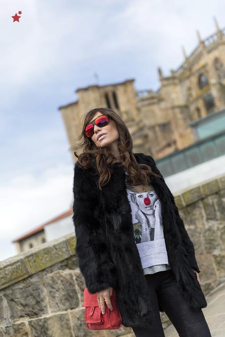 street style barbara crespo castro urdiales santander cantabria village dear tee sweatshirt adidas sea port church fashion blogger outfit hake blog de moda