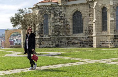 street style barbara crespo castro urdiales santander cantabria village dear tee sweatshirt adidas sea port church fashion blogger outfit hake blog de moda