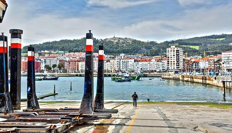 street style barbara crespo castro urdiales santander cantabria village dear tee sweatshirt adidas sea port church fashion blogger outfit hake blog de moda