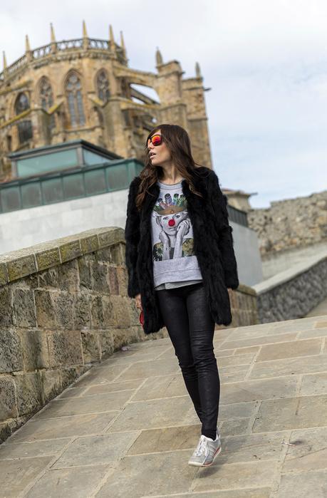 street style barbara crespo castro urdiales santander cantabria village dear tee sweatshirt adidas sea port church fashion blogger outfit hake blog de moda