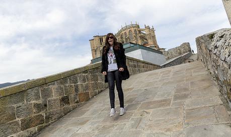 street style barbara crespo castro urdiales santander cantabria village dear tee sweatshirt adidas sea port church fashion blogger outfit hake blog de moda