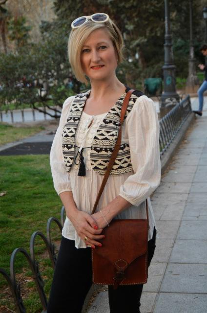 boho flared pants ethnic waistcoat look seventy estilo años setenta Aires setenteros con chaleco étnico