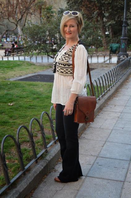 boho flared pants ethnic waistcoat look seventy estilo años setenta Aires setenteros con chaleco étnico