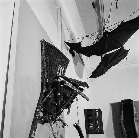 Kenneth Kemble, Muestra de Arte Destructivo en Galería Lirolay, 1961. Foto: Jorge Roiger. En Dixit. Cortesía: Cosmocosa / arteBA