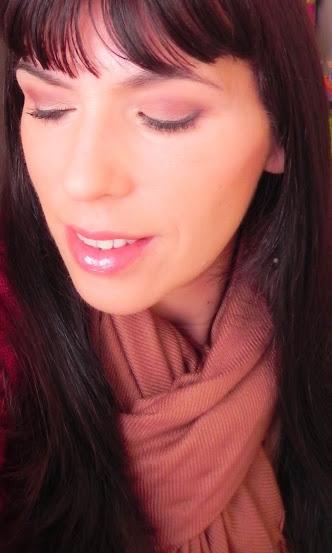 Busca tu pantone: Toasted Almond & Marsala (look y manicura)