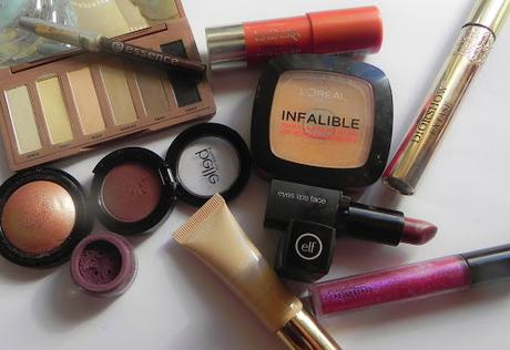 Busca tu pantone: Toasted Almond & Marsala (look y manicura)