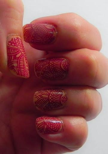 Busca tu pantone: Toasted Almond & Marsala (look y manicura)