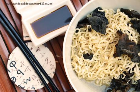 Papel para decorar con letras orientales. Decoración japonesa