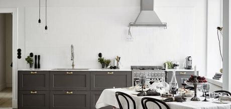 Ultimas tendencias en cocina, mobiliario gris y encimera de mármol blanco.