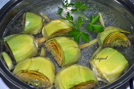 Alcachofas en Salsa con Jamón y Pasas