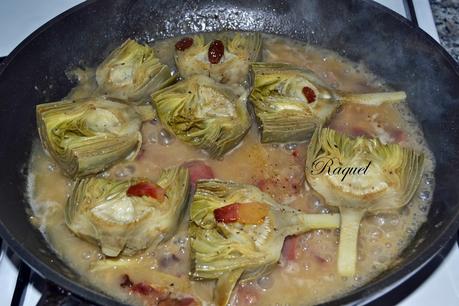 Alcachofas en Salsa con Jamón y Pasas