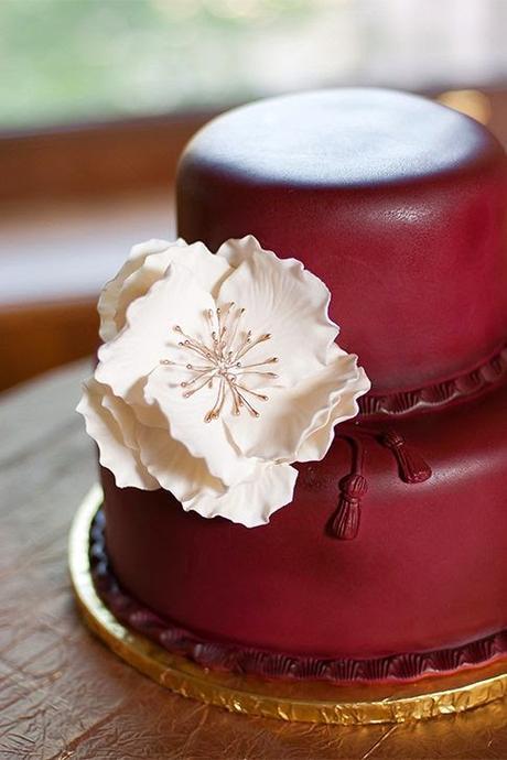 Tarta de boda color marsala Tarta de boda color vino con flores beige