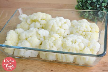 Coliflor gratinada con bechamel de ajo y bacon o jamón. Receta fácil, sana, rápida. Cocina con Marta