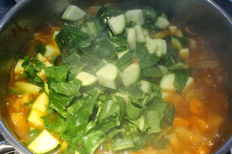 Sopa de verduras mediterránea con pesto de albahaca (paso a paso) y premio Canal Cocina y Caldos Aneto.