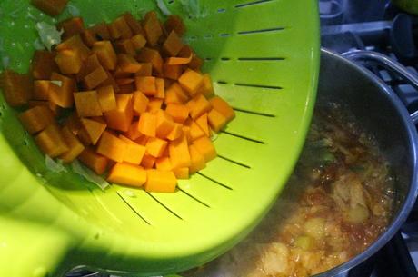 Sopa de verduras mediterránea con pesto de albahaca (paso a paso) y premio Canal Cocina y Caldos Aneto.