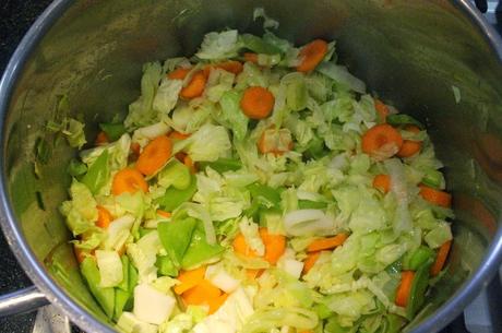 Sopa de verduras mediterránea con pesto de albahaca (paso a paso) y premio Canal Cocina y Caldos Aneto.
