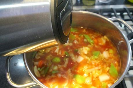 Sopa de verduras mediterránea con pesto de albahaca (paso a paso) y premio Canal Cocina y Caldos Aneto.