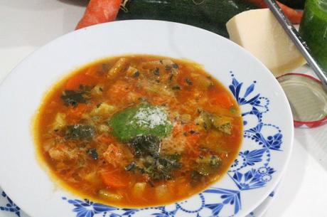 Sopa de verduras mediterránea con pesto de albahaca (paso a paso) y premio Canal Cocina y Caldos Aneto.