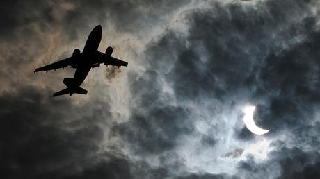 A través de la sombra de la Luna