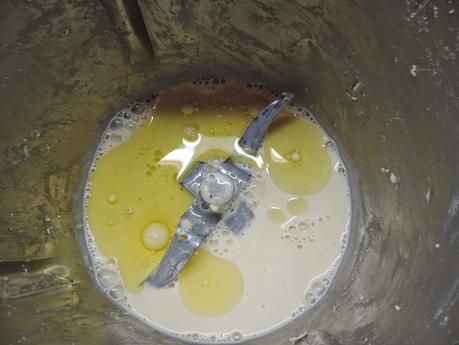 Pizza de masa integral con sardinillas, atún y anchoas.