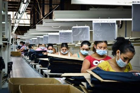 Las verdaderas esclavas de la moda Trabajadoras en un taller textil de Nicaragua. / Oxfam Intermón