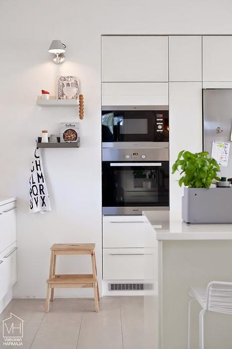 ideas-deco-como-decorar-cocinas-blancas-madera