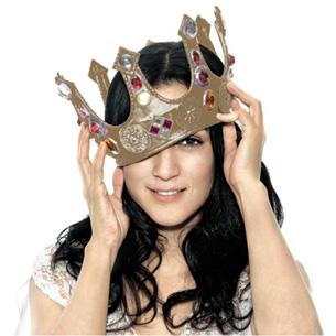 Julieta Venegas sosteniendo una corona sobre su cabeza