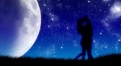 Silueta de pareja besándose sobre luna y cielo azul y estrellado