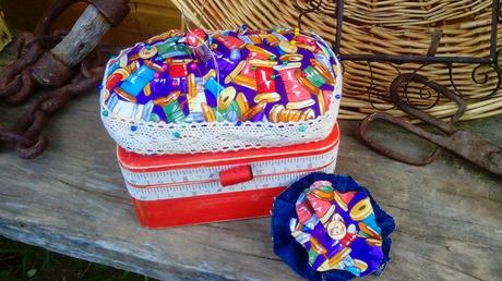 COLGADORES,COSTURERO,UNA CAJA CON MUCHA TERNURA