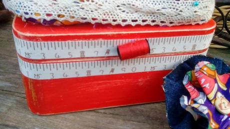 COLGADORES,COSTURERO,UNA CAJA CON MUCHA TERNURA