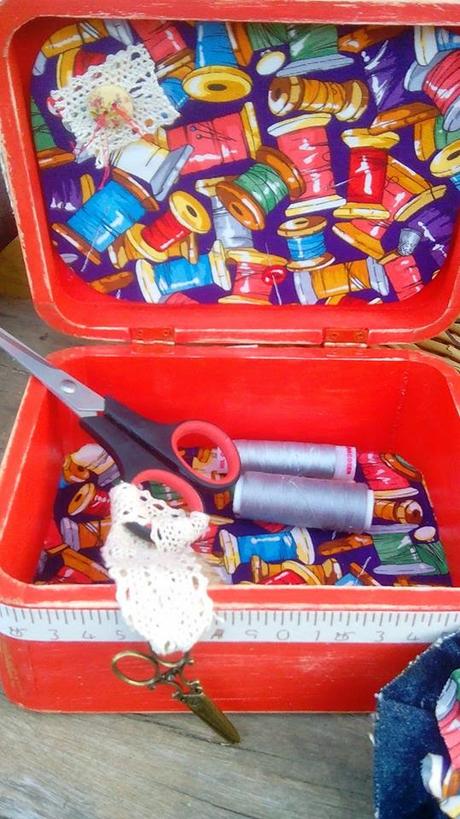 COLGADORES,COSTURERO,UNA CAJA CON MUCHA TERNURA