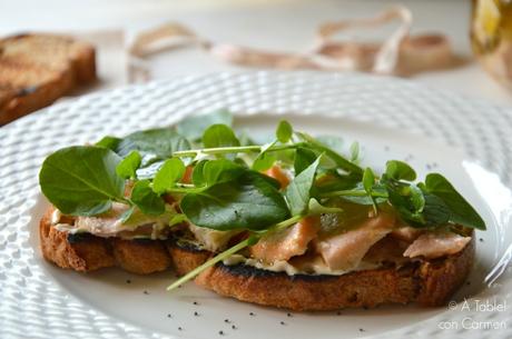 Tosta de Salmón en Escabeche, Crema de Anchoas y Berros