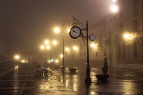 León una noche de niebla. Foto: Sara Gordón