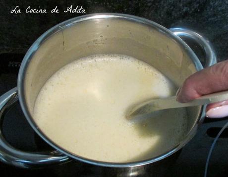 Tarta de crema de piña, sobre una base de coco