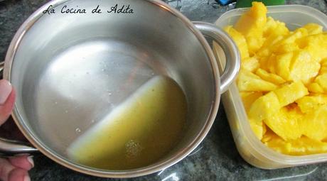 Tarta de crema de piña, sobre una base de coco