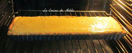 Tarta de crema de piña, sobre una base de coco