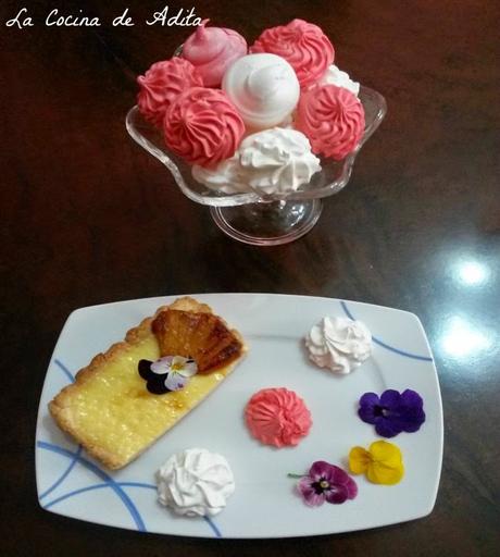 Tarta de crema de piña, sobre una base de coco